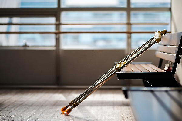 포토 JPG 한쌍 벤치 실내 사람없음 아웃포커스 의료용품 오브젝트 목발 장애 보조기구 국내포토 의자 의료기기 촬영기법 내부 기구 파일형식