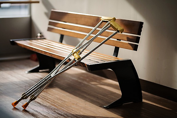 포토 JPG 한쌍 벤치 실내 사람없음 의료용품 오브젝트 목발 장애 보조기구 국내포토 의자 의료기기 내부 기구 파일형식