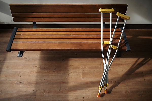 포토 JPG 한쌍 벤치 실내 사람없음 하이앵글 의료용품 오브젝트 목발 장애 보조기구 국내포토 뷰포인트 의자 의료기기 내부 기구 파일형식