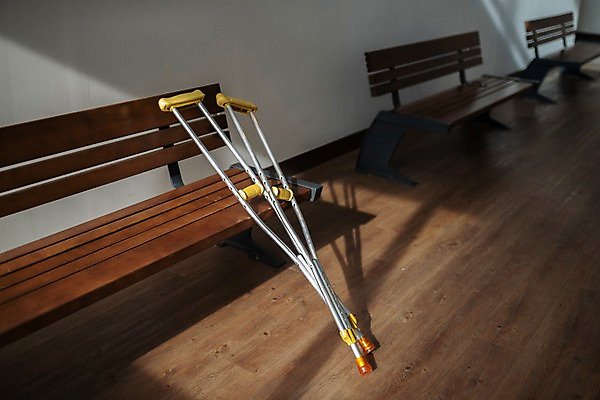 포토 JPG 한쌍 벤치 실내 사람없음 의료용품 오브젝트 목발 장애 보조기구 국내포토 의자 의료기기 내부 기구 파일형식