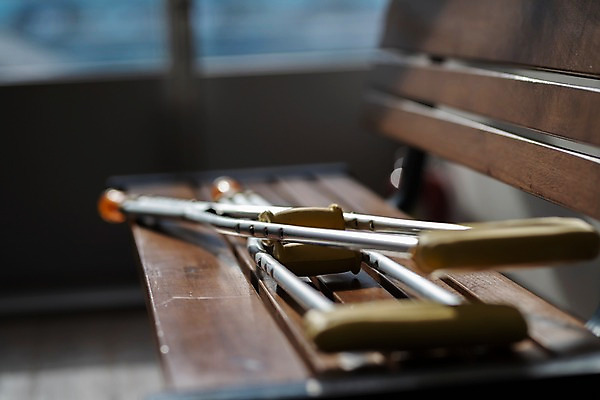 포토 JPG 한쌍 벤치 실내 근접촬영 사람없음 아웃포커스 의료용품 오브젝트 목발 장애 보조기구 국내포토 뷰포인트 의자 의료기기 촬영기법 내부 기구 파일형식