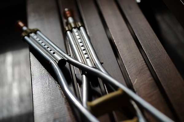 포토 JPG 한쌍 벤치 실내 근접촬영 사람없음 아웃포커스 의료용품 오브젝트 목발 장애 보조기구 국내포토 뷰포인트 의자 의료기기 촬영기법 내부 기구 파일형식