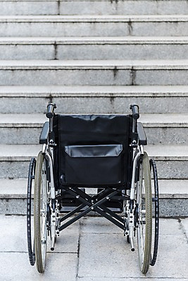 포토 JPG 주간 사람없음 야외 한개 계단 의료용품 오브젝트 휠체어 장애 보조기구 국내포토 자연요소 1 의료기기 기구 파일형식