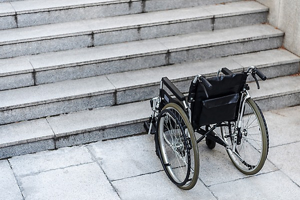 포토 JPG 주간 사람없음 야외 한개 계단 의료용품 오브젝트 휠체어 장애 보조기구 국내포토 자연요소 1 의료기기 기구 파일형식