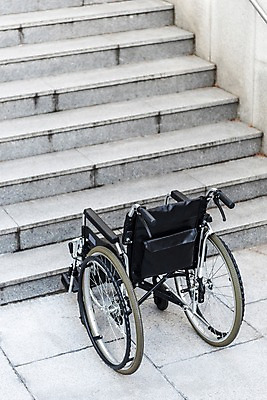 포토 JPG 주간 사람없음 야외 한개 계단 의료용품 오브젝트 휠체어 장애 보조기구 국내포토 자연요소 1 의료기기 기구 파일형식