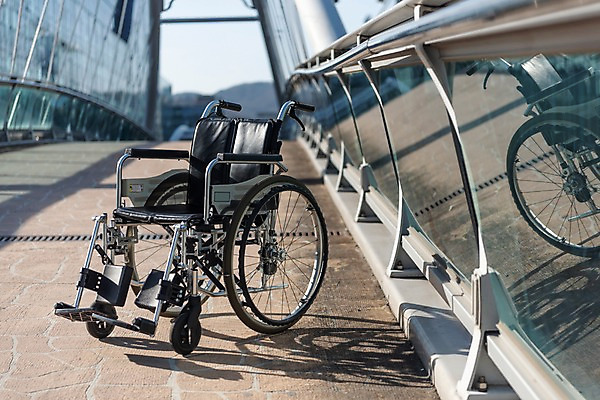 포토 JPG 주간 손잡이 사람없음 야외 한개 의료용품 오브젝트 휠체어 육교 장애 보조기구 국내포토 자연요소 1 의료기기 기구 다리_건축물 파일형식