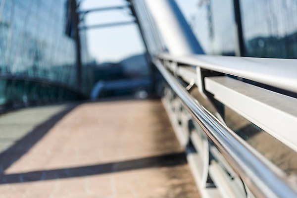 포토 JPG 주간 손잡이 사람없음 야외 아웃포커스 의료용품 오브젝트 육교 장애 보조기구 국내포토 자연요소 의료기기 촬영기법 기구 다리_건축물 파일형식