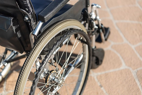 포토 JPG 주간 사람없음 야외 아웃포커스 한개 의료용품 바퀴 오브젝트 휠체어 장애 보조기구 국내포토 자연요소 1 의료기기 촬영기법 기구 파일형식