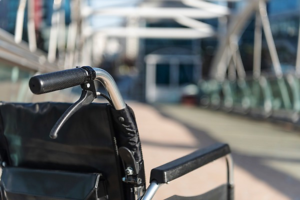 포토 JPG 주간 사람없음 야외 아웃포커스 한개 의료용품 오브젝트 휠체어 육교 장애 보조기구 국내포토 자연요소 1 의료기기 촬영기법 기구 다리_건축물 파일형식