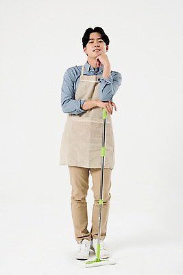 포토 JPG 스튜디오촬영 전신 직업 응시 남자 가사 생각 실내 한명 미소 누끼 사람 20대 성인 앞모습 앞치마 턱괴기 한국인 청소 고민 흰배경 주부 대걸레 성인남자한명만 국내포토 1 시선 감정 뷰포인트 백그라운드 모션 표정 동양인 청년 내부 흰색 청소도구 남자한명만 성인남자만 파일형식