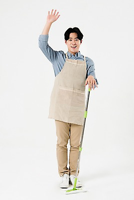 포토 JPG 스튜디오촬영 전신 직업 남자 가사 실내 한명 서기 누끼 사람 20대 성인 앞모습 손들기 앞치마 한국인 인사 흰배경 주부 대걸레 반가움 성인남자한명만 국내포토 1 감정 뷰포인트 백그라운드 모션 동양인 청년 내부 흰색 예절 청소도구 남자한명만 성인남자만 파일형식