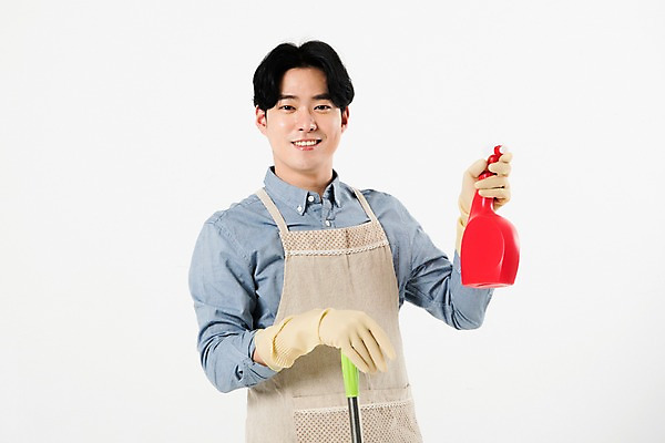 포토 JPG 스튜디오촬영 직업 응시 남자 가사 실내 한명 미소 누끼 사람 상반신 20대 성인 앞모습 앞치마 한국인 청소 세제 흰배경 주부 고무장갑 대걸레 성인남자한명만 국내포토 1 시선 뷰포인트 장갑 백그라운드 표정 동양인 청년 내부 흰색 청소도구 고무 남자한명만 성인남자만 파일형식