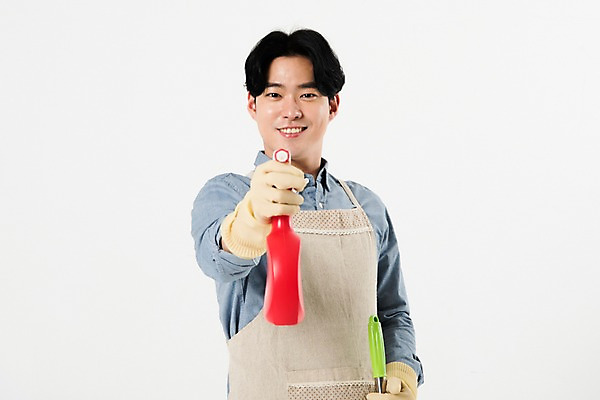 포토 JPG 스튜디오촬영 직업 응시 남자 가사 실내 한명 미소 누끼 사람 상반신 20대 성인 앞모습 앞치마 한국인 청소 세제 흰배경 주부 고무장갑 대걸레 성인남자한명만 국내포토 1 시선 뷰포인트 장갑 백그라운드 표정 동양인 청년 내부 흰색 청소도구 고무 남자한명만 성인남자만 파일형식