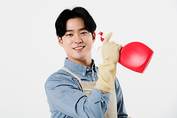 포토 JPG 스튜디오촬영 직업 응시 남자 실내 한명 미소 누끼 사람 상반신 20대 성인 옆모습 앞치마 한국인 청소 세제 흰배경 주부 고무장갑 성인남자한명만 국내포토 1 시선 뷰포인트 장갑 백그라운드 표정 동양인 청년 내부 흰색 고무 남자한명만 성인남자만 파일형식