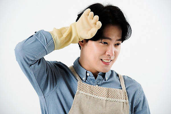 포토 JPG 스튜디오촬영 직업 남자 가사 실내 피곤 한명 미소 누끼 사람 상반신 20대 성인 앞모습 앞치마 한국인 청소 흰배경 주부 고무장갑 힘듦 성인남자한명만 국내포토 1 뷰포인트 장갑 백그라운드 컨셉 표정 동양인 청년 내부 흰색 고무 남자한명만 성인남자만 파일형식