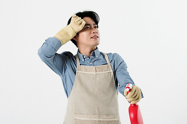 포토 JPG 스튜디오촬영 직업 남자 가사 실내 피곤 한명 누끼 사람 상반신 20대 성인 앞모습 앞치마 한국인 청소 세제 흰배경 주부 고무장갑 힘듦 성인남자한명만 국내포토 1 뷰포인트 장갑 백그라운드 컨셉 동양인 청년 내부 흰색 고무 남자한명만 성인남자만 파일형식