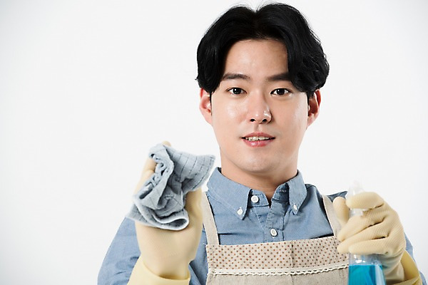 포토 JPG 스튜디오촬영 직업 응시 남자 가사 실내 한명 누끼 사람 상반신 20대 성인 앞모습 앞치마 한국인 청소 세제 흰배경 주부 고무장갑 걸레 성인남자한명만 국내포토 1 시선 뷰포인트 장갑 백그라운드 동양인 청년 내부 흰색 청소도구 고무 남자한명만 성인남자만 파일형식