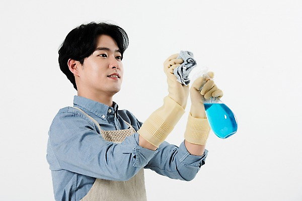 포토 JPG 스튜디오촬영 직업 응시 남자 가사 실내 한명 누끼 사람 상반신 20대 성인 옆모습 앞치마 한국인 청소 세제 흰배경 주부 고무장갑 걸레 닦기 성인남자한명만 국내포토 1 시선 뷰포인트 장갑 백그라운드 모션 동양인 청년 내부 흰색 청소도구 고무 남자한명만 성인남자만 파일형식