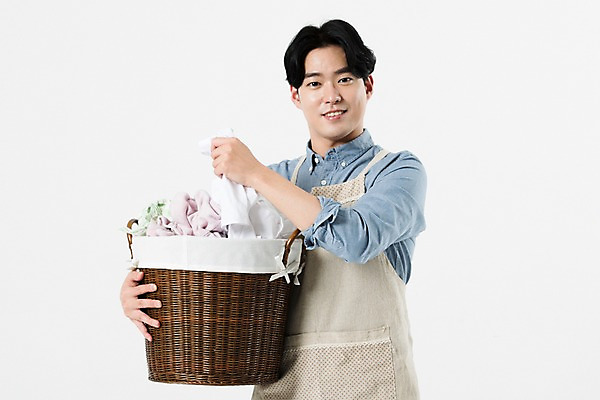 포토 JPG 스튜디오촬영 직업 응시 남자 가사 실내 한명 미소 누끼 사람 상반신 20대 성인 앞모습 앞치마 한국인 빨래 흰배경 주부 빨래바구니 성인남자한명만 국내포토 1 시선 뷰포인트 백그라운드 표정 동양인 청년 내부 바구니 흰색 남자한명만 성인남자만 파일형식