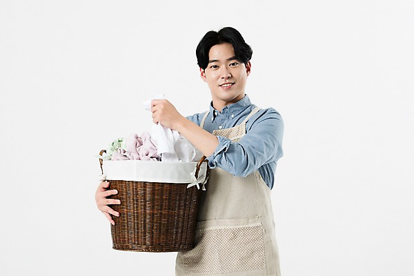 포토 JPG 스튜디오촬영 직업 응시 남자 가사 실내 한명 미소 누끼 사람 상반신 20대 성인 앞모습 앞치마 한국인 빨래 흰배경 주부 빨래바구니 성인남자한명만 국내포토 1 시선 뷰포인트 백그라운드 표정 동양인 청년 내부 바구니 흰색 남자한명만 성인남자만 파일형식