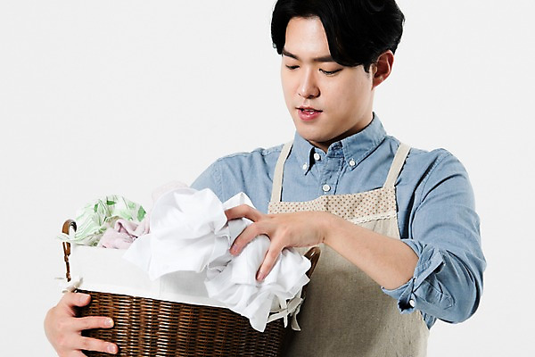 포토 JPG 스튜디오촬영 직업 남자 가사 실내 한명 누끼 사람 상반신 20대 성인 앞모습 앞치마 한국인 빨래 흰배경 주부 빨래바구니 성인남자한명만 국내포토 1 뷰포인트 백그라운드 동양인 청년 내부 바구니 흰색 남자한명만 성인남자만 파일형식