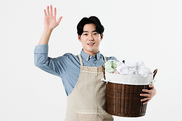 포토 JPG 스튜디오촬영 직업 남자 가사 실내 한명 미소 누끼 사람 상반신 20대 성인 앞모습 앞치마 한국인 인사 빨래 흰배경 주부 손인사 빨래바구니 성인남자한명만 국내포토 1 뷰포인트 백그라운드 표정 동양인 청년 내부 바구니 흰색 예절 남자한명만 성인남자만 파일형식
