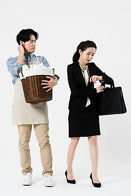 포토 JPG 스튜디오촬영 전신 직업 부부 커플 응시 여자 남자 가사 서류가방 실내 누끼 정장 20대 성인 두명 앞모습 옆모습 앞치마 한국인 비즈니스우먼 빨래 지각 손목시계 흰배경 주부 출근 빨래바구니 국내포토 시선 옷 뷰포인트 시계 백그라운드 가방 비즈니스 장신구 관계 사람 동양인 청년 내부 바구니 흰색 직장인 출퇴근 파일형식