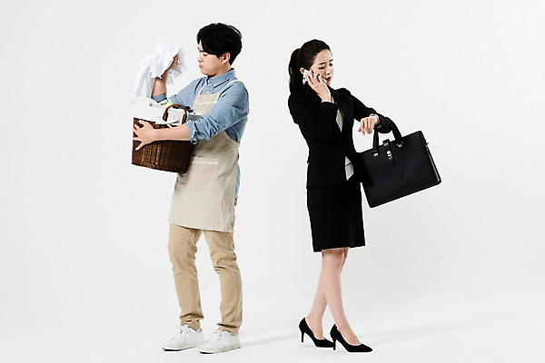 포토 JPG 스튜디오촬영 전신 직업 부부 커플 응시 여자 남자 가방 실내 누끼 정장 20대 성인 두명 옆모습 스마트폰 앞치마 한국인 직장인 빨래 지각 손목시계 흰배경 주부 출근 통화 빨래바구니 국내포토 시선 잡화 옷 뷰포인트 시계 백그라운드 가사 장신구 관계 모션 사람 동양인 청년 내부 핸드폰 스마트기기 바구니 흰색 출퇴근 파일형식