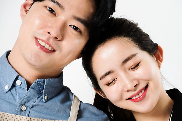 포토 JPG 스튜디오촬영 직업 부부 커플 여자 남자 얼굴 실내 미소 누끼 근접촬영 상반신 20대 성인 두명 앞모습 한국인 흰배경 주부 머리맞대기 국내포토 뷰포인트 백그라운드 관계 모션 표정 사람 동양인 청년 내부 신체부위 흰색 파일형식