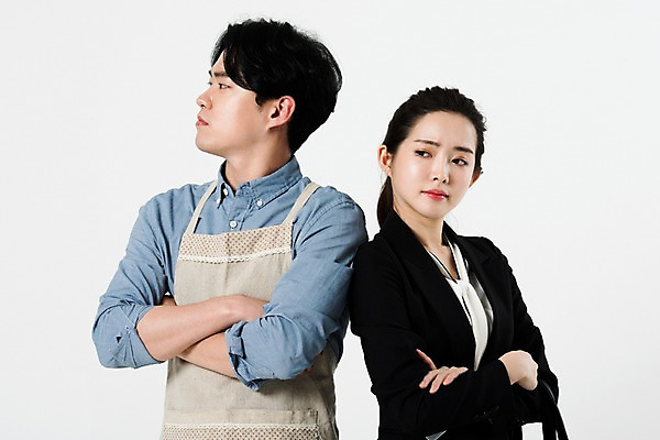 포토 JPG 스튜디오촬영 직업 부부 커플 여자 남자 실내 누끼 정장 상반신 20대 성인 두명 앞모습 옆모습 팔짱 앞치마 한국인 비즈니스우먼 흰배경 주부 싸움 부부싸움 노려봄 국내포토 옷 뷰포인트 백그라운드 비즈니스 관계 모션 표정 사람 동양인 청년 내부 흰색 직장인 파일형식