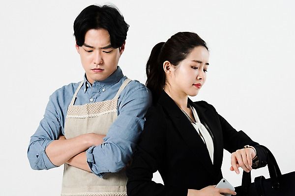 포토 JPG 스튜디오촬영 직업 부부 커플 응시 여자 남자 가방 실내 누끼 정장 상반신 20대 성인 두명 옆모습 팔짱 앞치마 한국인 비즈니스우먼 손목시계 흰배경 주부 싸움 부부싸움 국내포토 시선 잡화 옷 뷰포인트 시계 백그라운드 비즈니스 장신구 관계 모션 사람 동양인 청년 내부 흰색 직장인 파일형식