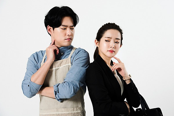 포토 JPG 스튜디오촬영 직업 부부 커플 여자 남자 실내 누끼 정장 상반신 20대 성인 두명 옆모습 팔짱 앞치마 한국인 비즈니스우먼 흰배경 주부 싸움 부부싸움 국내포토 옷 뷰포인트 백그라운드 비즈니스 관계 모션 사람 동양인 청년 내부 흰색 직장인 파일형식