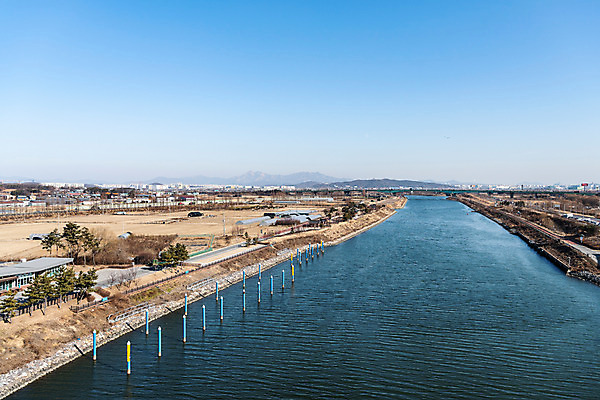 포토 JPG 주간 겨울 자연 하늘 풍경 사람없음 야외 강 경기도 인천 경인아라뱃길 국내포토 자연요소 계절 한국 생태계 운하 파일형식