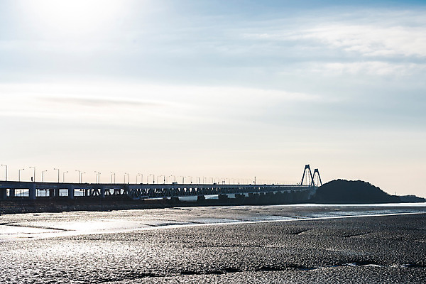 포토 JPG 주간 구름 바다 겨울 자연 하늘 풍경 사람없음 야외 경기도 갯벌 인천 경인아라뱃길 영종대교 국내포토 자연요소 계절 한국 다리_건축물 생태계 운하 파일형식