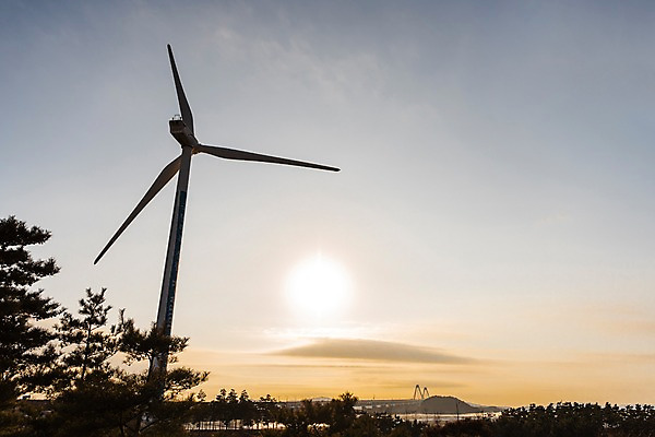 포토 JPG 주간 공원 겨울 자연 하늘 풍경 사람없음 야외 태양 노을 일몰 에너지 풍력에너지 경기도 인천 경인아라뱃길 영종대교 정서진 아라빛섬 국내포토 자연요소 계절 공공시설 한국 다리_건축물 그린에너지 생태계 운하 파일형식