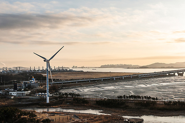 포토 JPG 주간 구름 바다 겨울 자연 하늘 풍경 사람없음 야외 노을 일몰 에너지 풍력에너지 경기도 갯벌 인천 경인아라뱃길 영종대교 국내포토 자연요소 계절 한국 다리_건축물 그린에너지 생태계 운하 파일형식