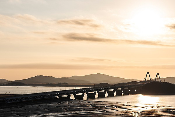 포토 JPG 주간 구름 바다 겨울 자연 하늘 풍경 사람없음 야외 노을 일몰 경기도 갯벌 인천 경인아라뱃길 영종대교 국내포토 자연요소 계절 한국 다리_건축물 생태계 운하 파일형식
