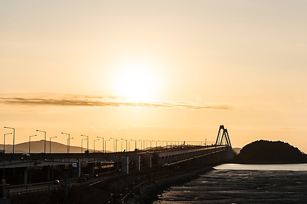 포토 JPG 주간 구름 바다 겨울 자연 하늘 풍경 사람없음 야외 태양 노을 일몰 경기도 갯벌 인천 경인아라뱃길 영종대교 국내포토 자연요소 계절 한국 다리_건축물 생태계 운하 파일형식