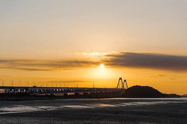 포토 JPG 주간 구름 바다 겨울 자연 하늘 풍경 사람없음 야외 태양 노을 일몰 경기도 갯벌 인천 경인아라뱃길 영종대교 국내포토 자연요소 계절 한국 다리_건축물 생태계 운하 파일형식
