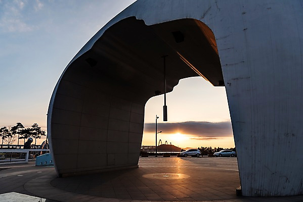 포토 JPG 주간 겨울 자연 풍경 사람없음 야외 태양 조형물 노을 일몰 경기도 인천 경인아라뱃길 정서진 아라빛섬 국내포토 자연요소 계절 한국 미술 생태계 운하 파일형식