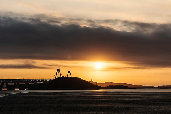 포토 JPG 주간 구름 바다 겨울 자연 하늘 풍경 사람없음 야외 태양 노을 일몰 경기도 갯벌 인천 경인아라뱃길 영종대교 국내포토 자연요소 계절 한국 다리_건축물 생태계 운하 파일형식