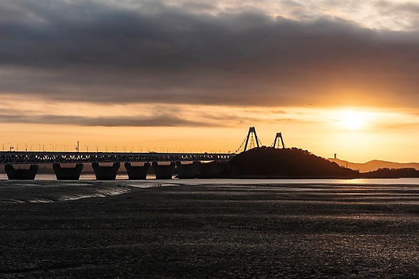 포토 JPG 주간 구름 바다 겨울 자연 하늘 풍경 사람없음 야외 태양 노을 일몰 경기도 갯벌 인천 경인아라뱃길 영종대교 국내포토 자연요소 계절 한국 다리_건축물 생태계 운하 파일형식