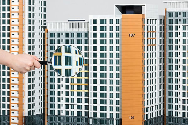 포토 JPG 스튜디오촬영 손 여자 건축 돋보기 부동산 아파트 주택 실내 들기 20대 성인 건물 신체부위 한국인 재산 이사 투자 건축모형 개발 분양 아파트분양 국내포토 건축물 비즈니스 모션 사람 동양인 청년 내부 금융 모형 파일형식