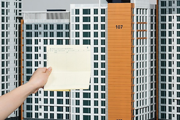 포토 JPG 스튜디오촬영 손 여자 건축 부동산 아파트 주택 실내 들기 20대 성인 건물 신체부위 한국인 재산 이사 통장 투자 건축모형 개발 분양 아파트분양 국내포토 건축물 비즈니스 모션 사람 동양인 청년 내부 금융 모형 파일형식