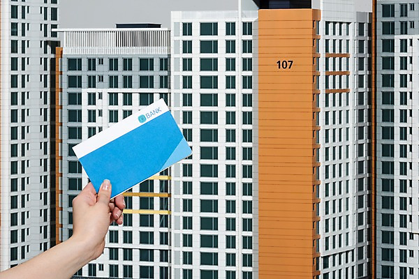 포토 JPG 스튜디오촬영 손 여자 건축 부동산 아파트 주택 실내 들기 20대 건물 신체부위 한국인 재산 이사 통장 투자 건축모형 개발 분양 아파트분양 국내포토 건축물 비즈니스 모션 사람 동양인 청년 내부 금융 모형 파일형식