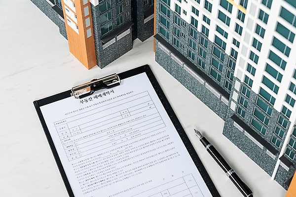 포토 JPG 스튜디오촬영 건축 부동산 아파트 주택 실내 사람없음 건물 하이앵글 만년필 재산 이사 투자 건축모형 부동산매매 계약서 개발 분양 아파트분양 국내포토 건축물 뷰포인트 비즈니스 내부 금융 펜 모형 파일형식