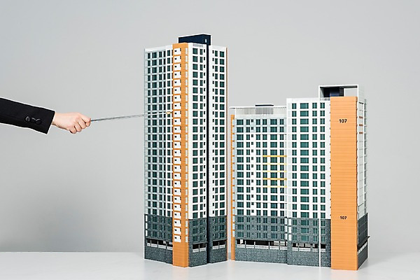 포토 JPG 스튜디오촬영 손 여자 건축 회색배경 부동산 아파트 주택 실내 누끼 20대 성인 건물 신체부위 한국인 재산 이사 투자 지시봉 건축모형 개발 분양 아파트분양 국내포토 건축물 백그라운드 비즈니스 사람 동양인 청년 내부 금융 모형 회색 파일형식