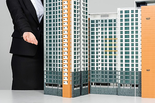 포토 JPG 스튜디오촬영 여자 건축 회색배경 부동산 아파트 주택 실내 한명 상반신 20대 성인 건물 앞모습 한국인 비즈니스우먼 재산 이사 투자 건축모형 개발 분양 아파트분양 성인여자한명만 국내포토 1 건축물 뷰포인트 백그라운드 비즈니스 사람 동양인 청년 내부 금융 모형 회색 직장인 여자한명만 성인여자만 파일형식