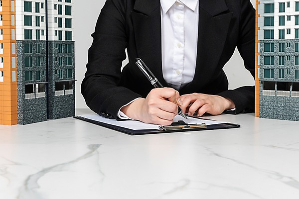 포토 JPG 스튜디오촬영 여자 건축 회색배경 부동산 아파트 주택 실내 한명 상반신 20대 성인 건물 앞모습 한국인 비즈니스우먼 재산 이사 투자 건축모형 계약서 개발 분양 서류작성 아파트분양 성인여자한명만 국내포토 1 건축물 뷰포인트 백그라운드 비즈니스 사람 동양인 청년 내부 금융 모형 회색 기록 직장인 여자한명만 성인여자만 파일형식