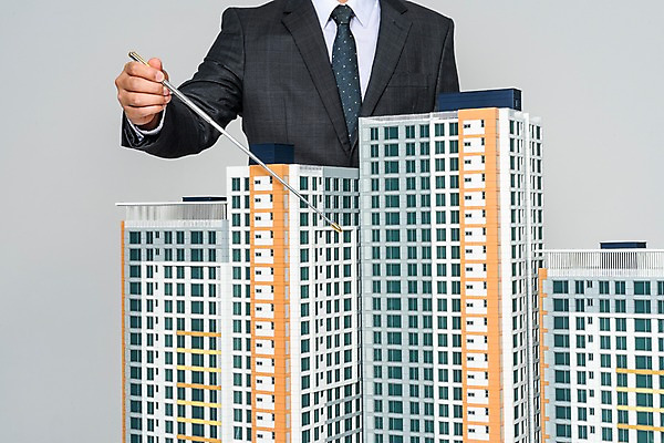 포토 JPG 스튜디오촬영 남자 건축 회색배경 부동산 아파트 주택 실내 한명 상반신 성인 건물 앞모습 30대 한국인 비즈니스맨 재산 이사 투자 건축모형 개발 분양 아파트분양 성인남자한명만 국내포토 1 건축물 뷰포인트 백그라운드 비즈니스 사람 동양인 내부 장년 금융 모형 회색 직장인 남자한명만 성인남자만 파일형식